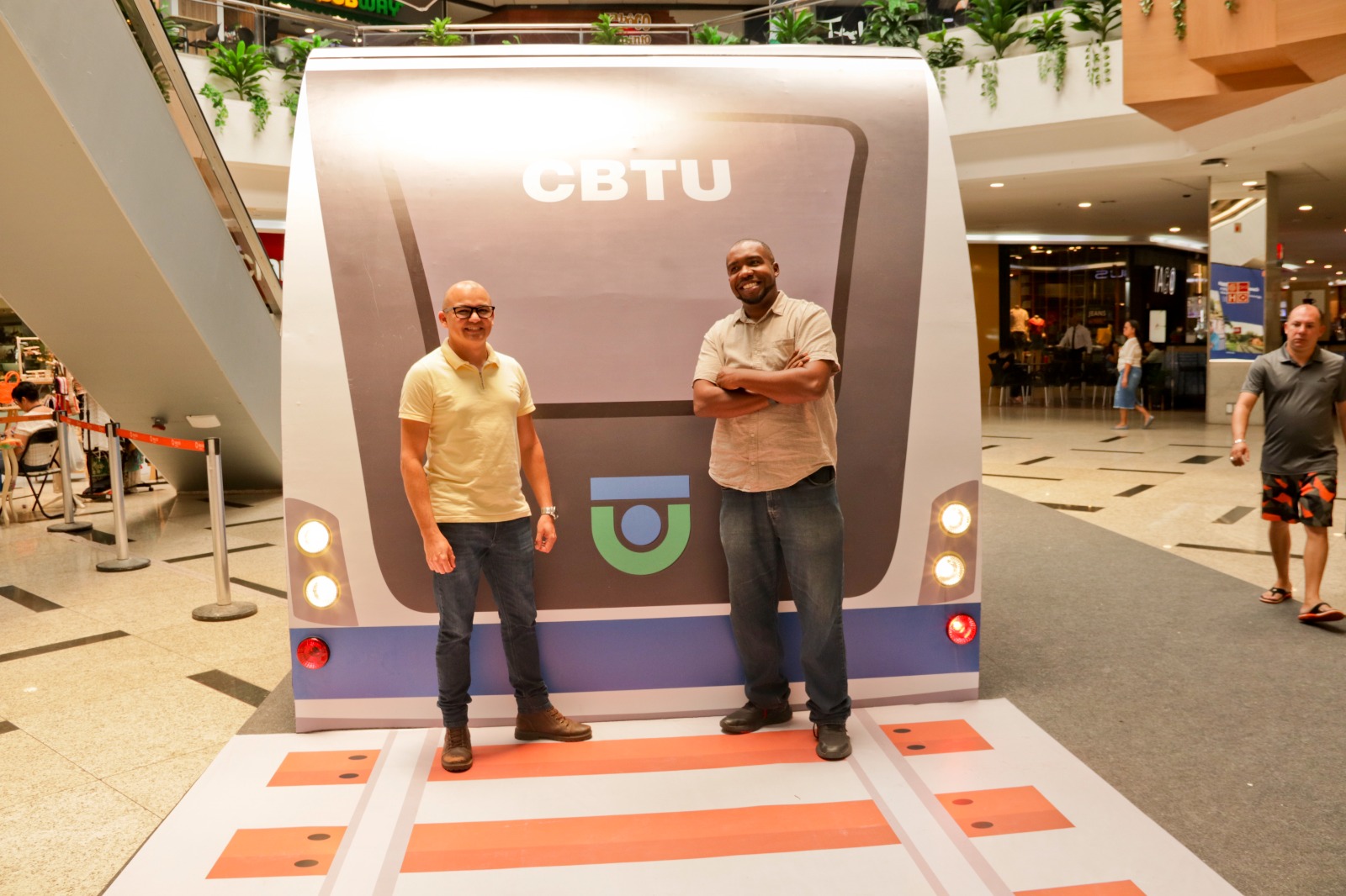 Empregados da CBTU em frente ao VLT da exposição fotográfica dos 40 anos da empresa em Maceió 