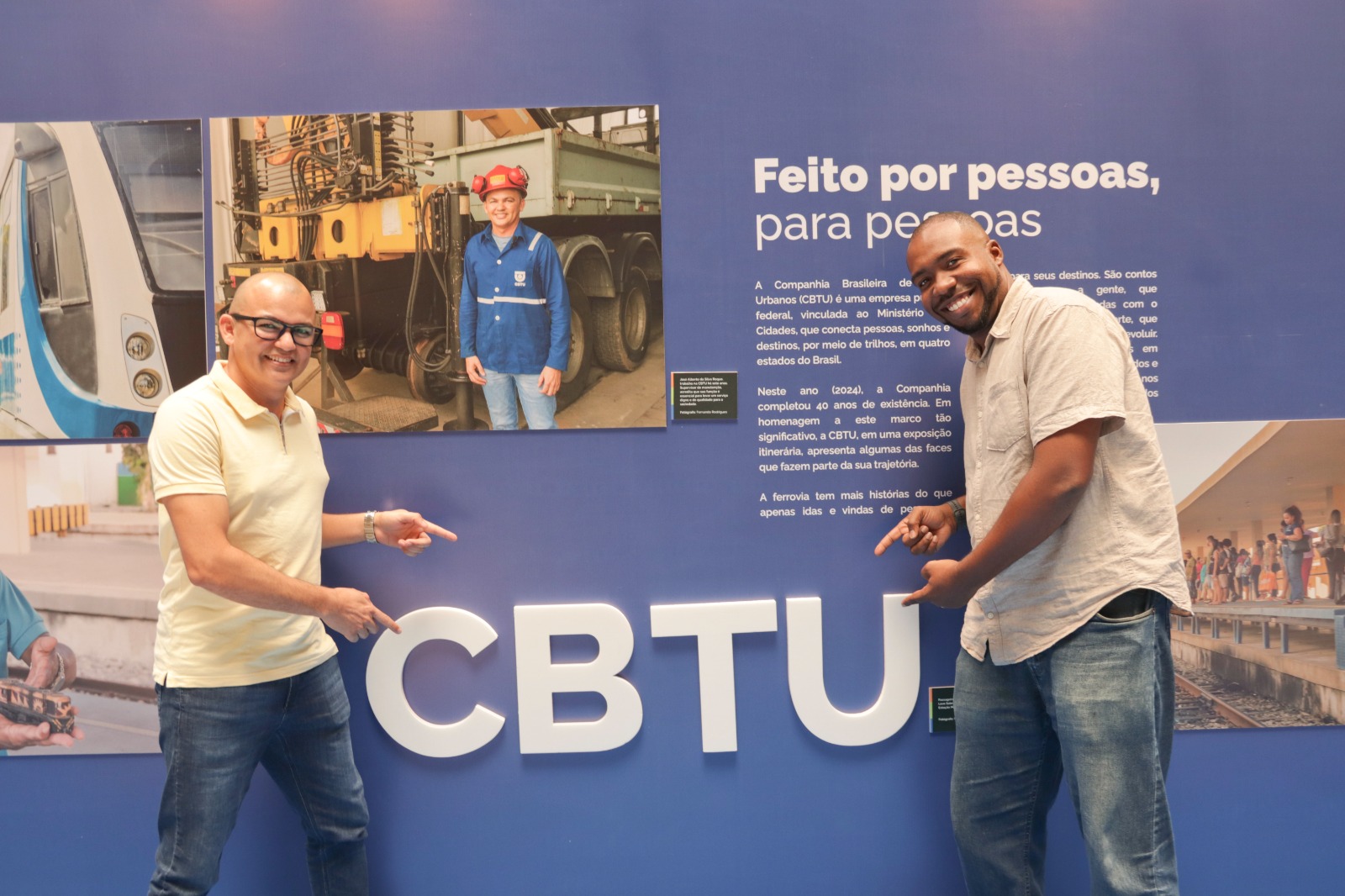 Empregados da CBTU na exposição fotográfica dos 40 anos da empresa em Maceió