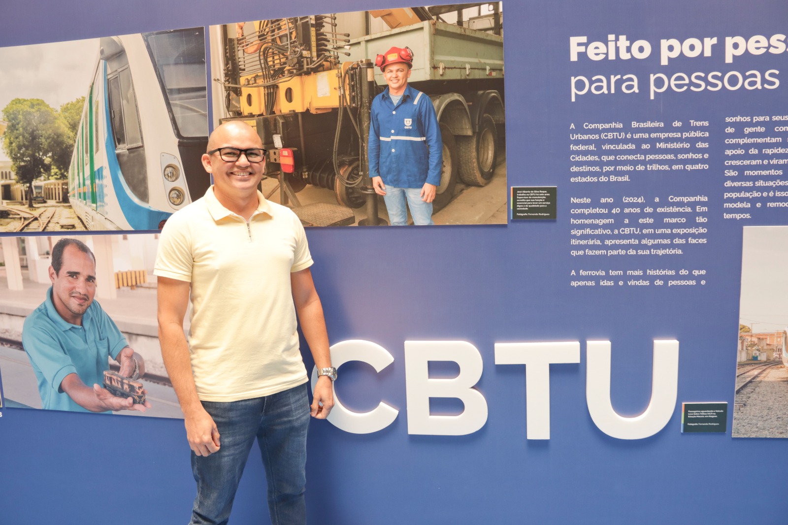 Empregado da CBTU na exposição fotográfica dos 40 anos da empresa em Maceió