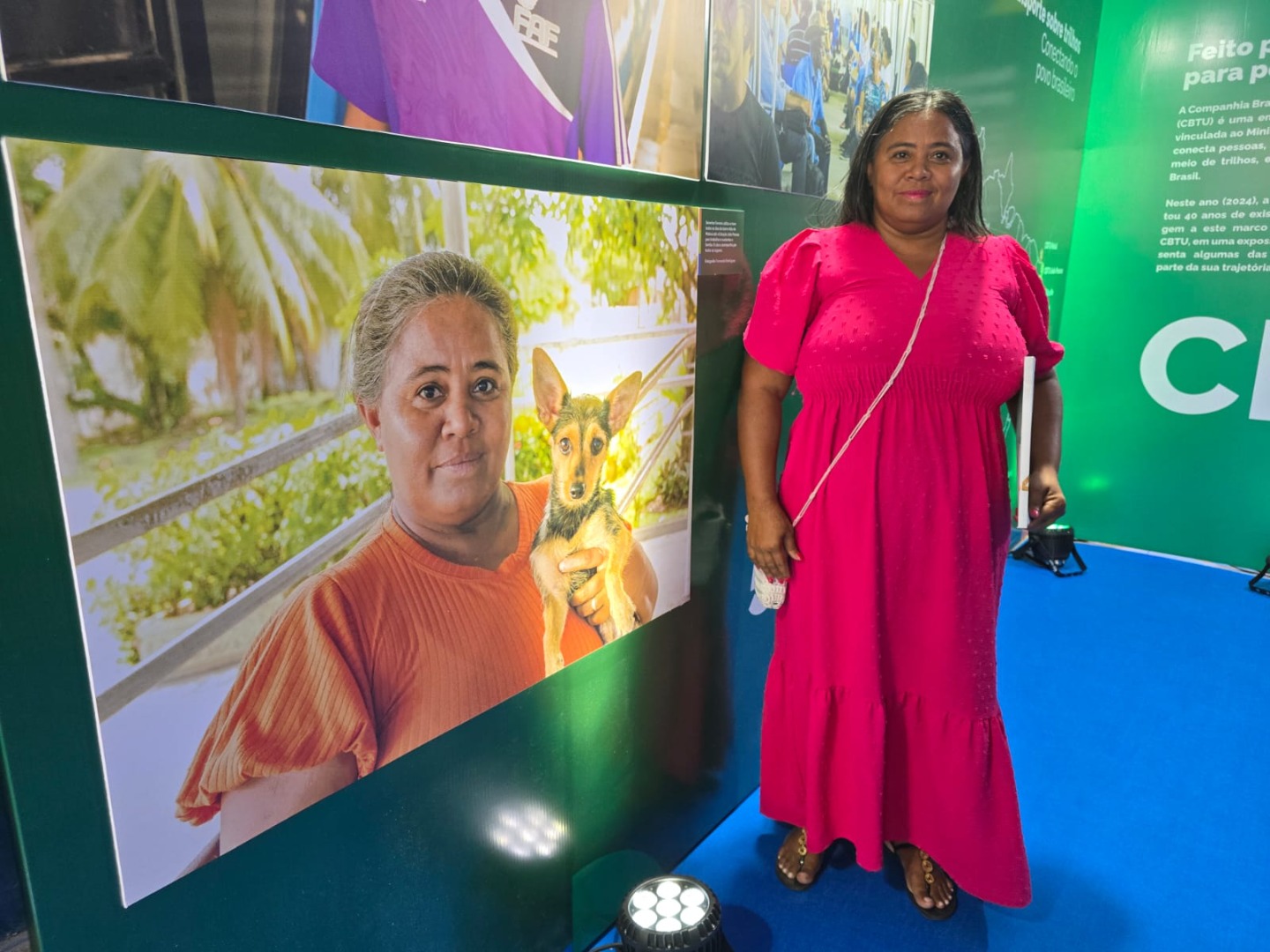 Usuária do VLT da CBTU na exposição fotográfica dos 40 anos da empresa em João Pessoa 