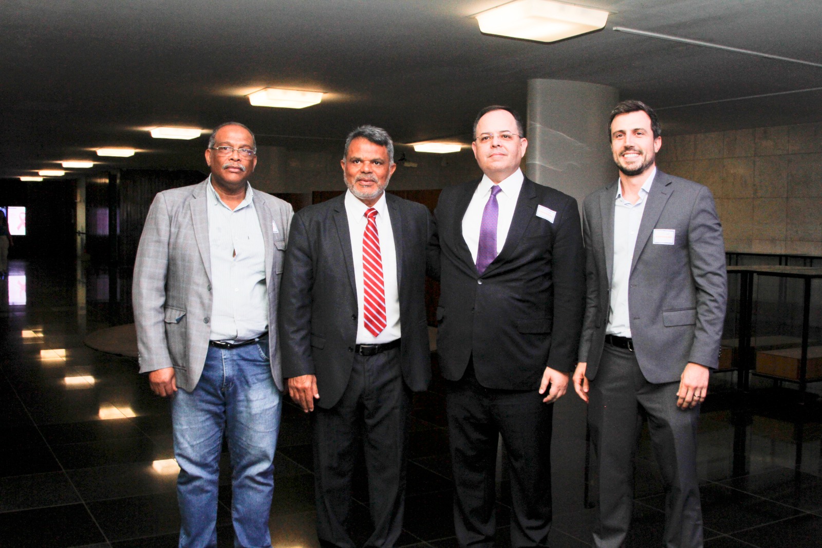 Empregados da CBTU na exposição dos 40 anos da empresa no congresso