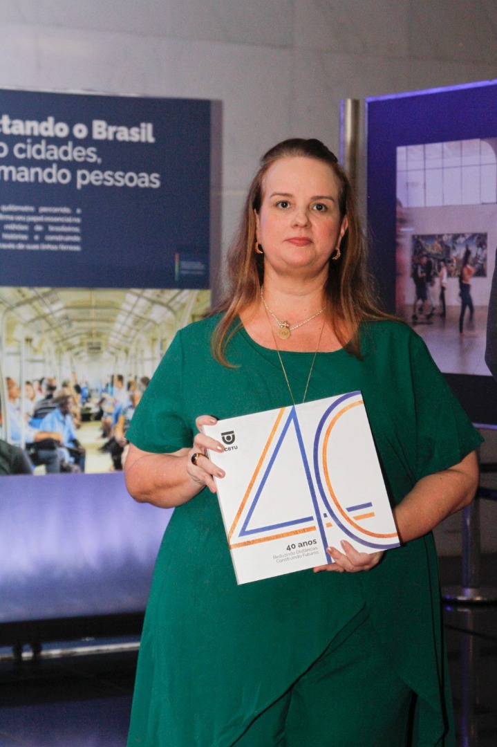 superintendente de Recife segurando o livro dos 40 anos da CBTU