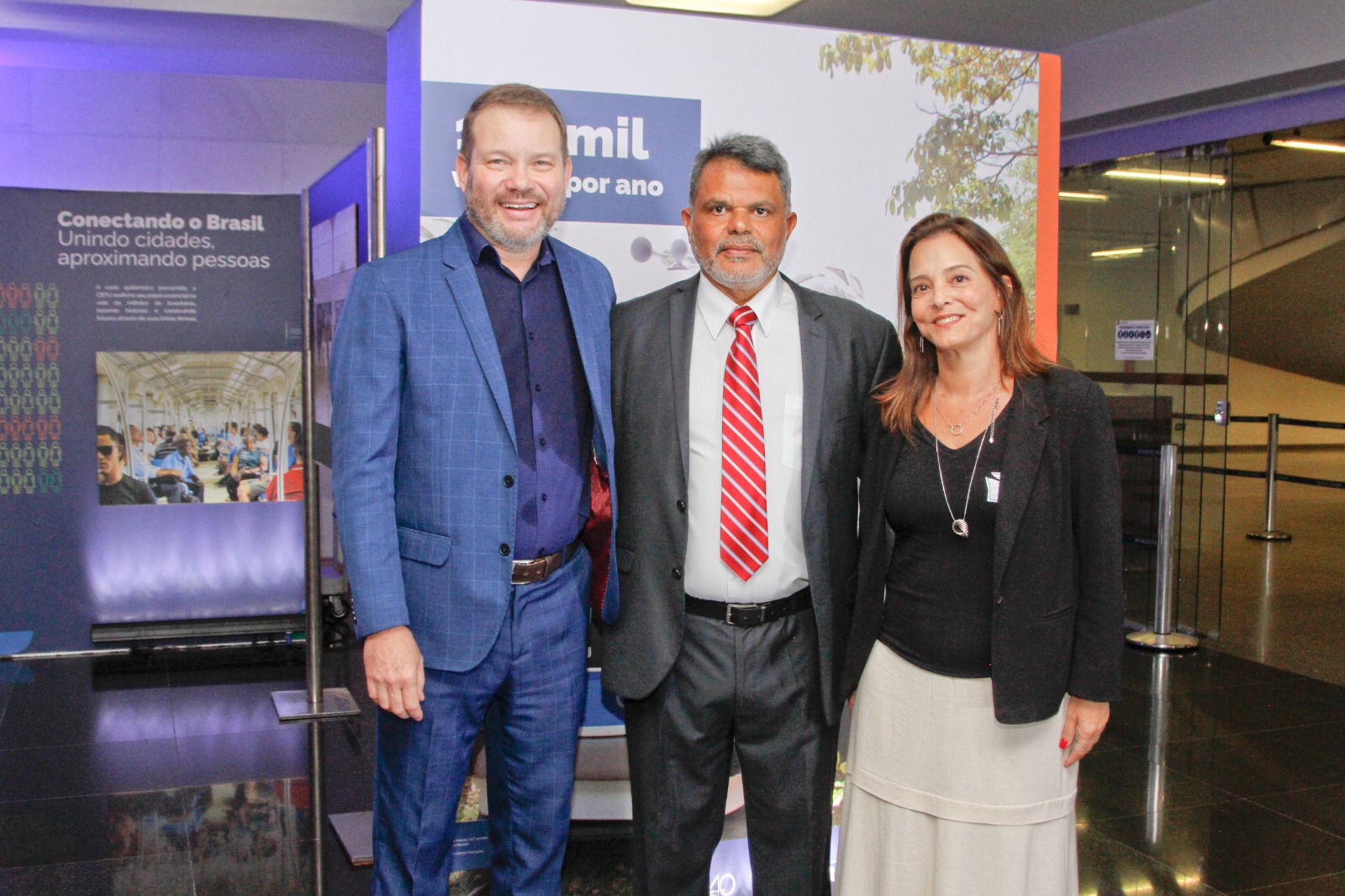 Empregados da CBTU na exposição dos 40 anos da empresa no congresso