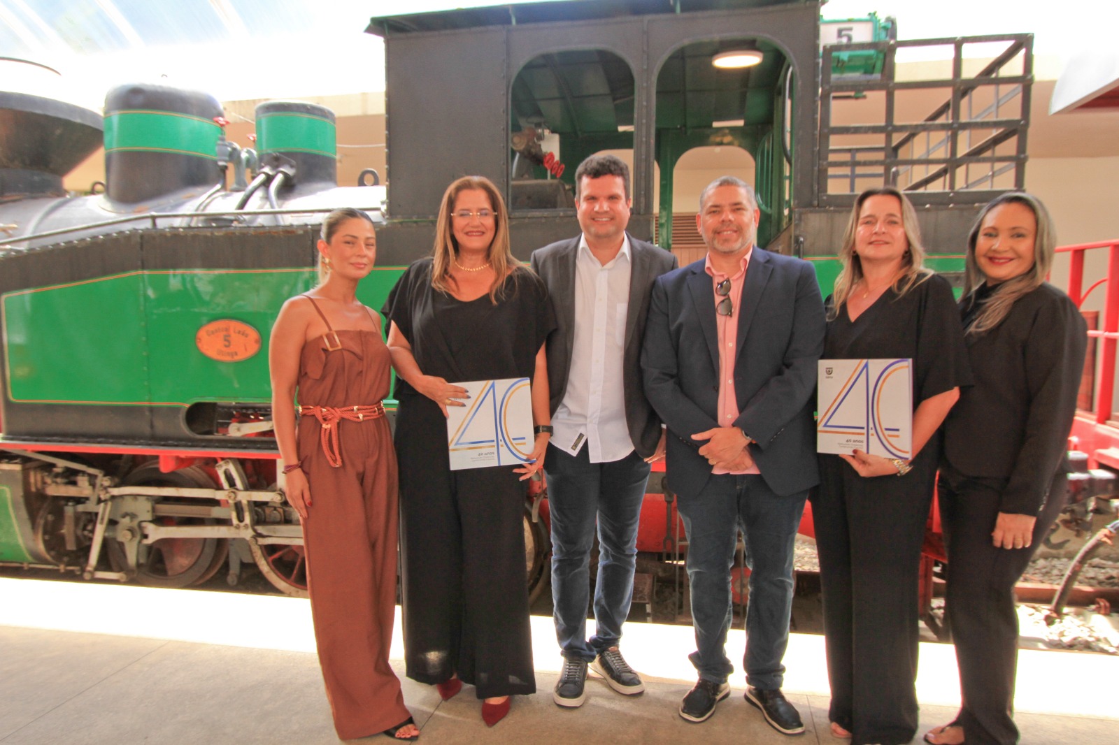 Empregados da CBTU reunidos ao lado da Maria Fumaça em Maceió