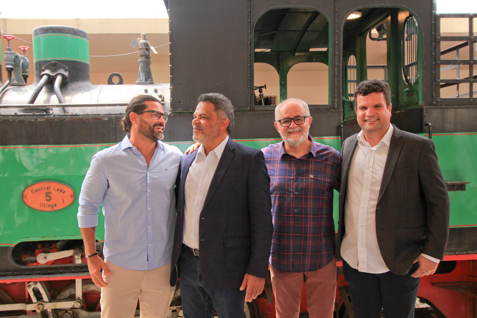 diretor-presidente José Marques, Superintendente de Maceió Carlos Jorge e empregados da CBTU reunidos ao lado da Maria Fumaça em Maceió