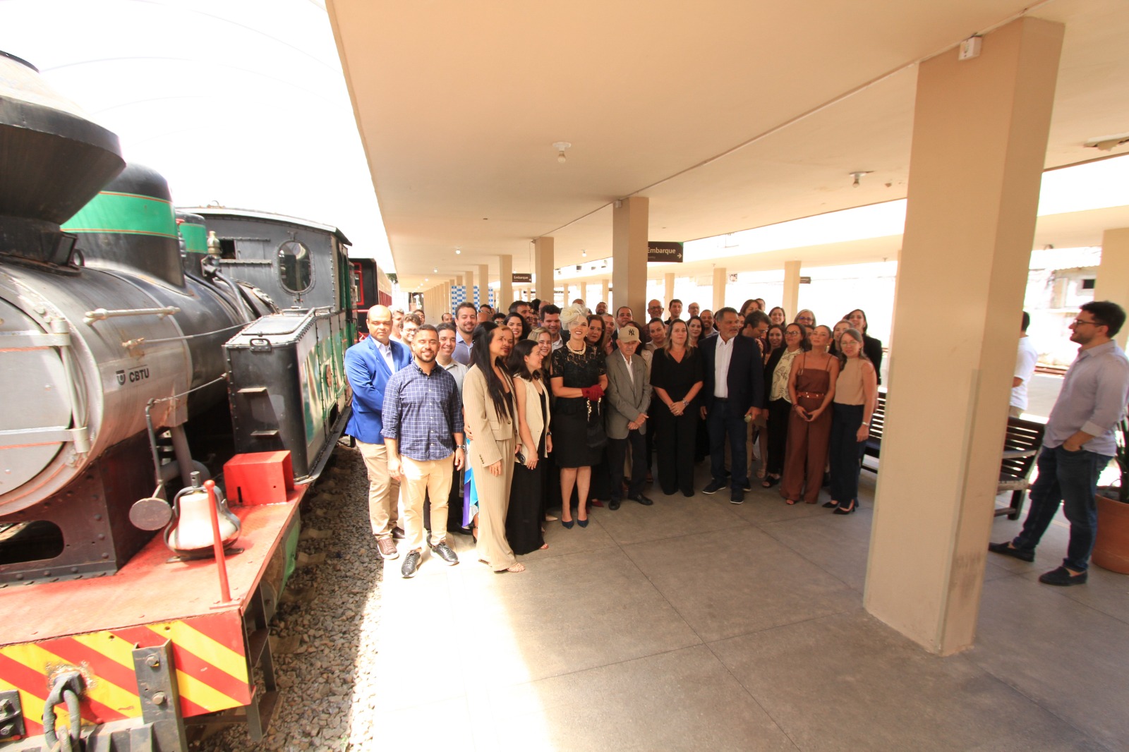 Empregados da CBTU reunidos ao lado da Maria Fumaça em Maceió para foto