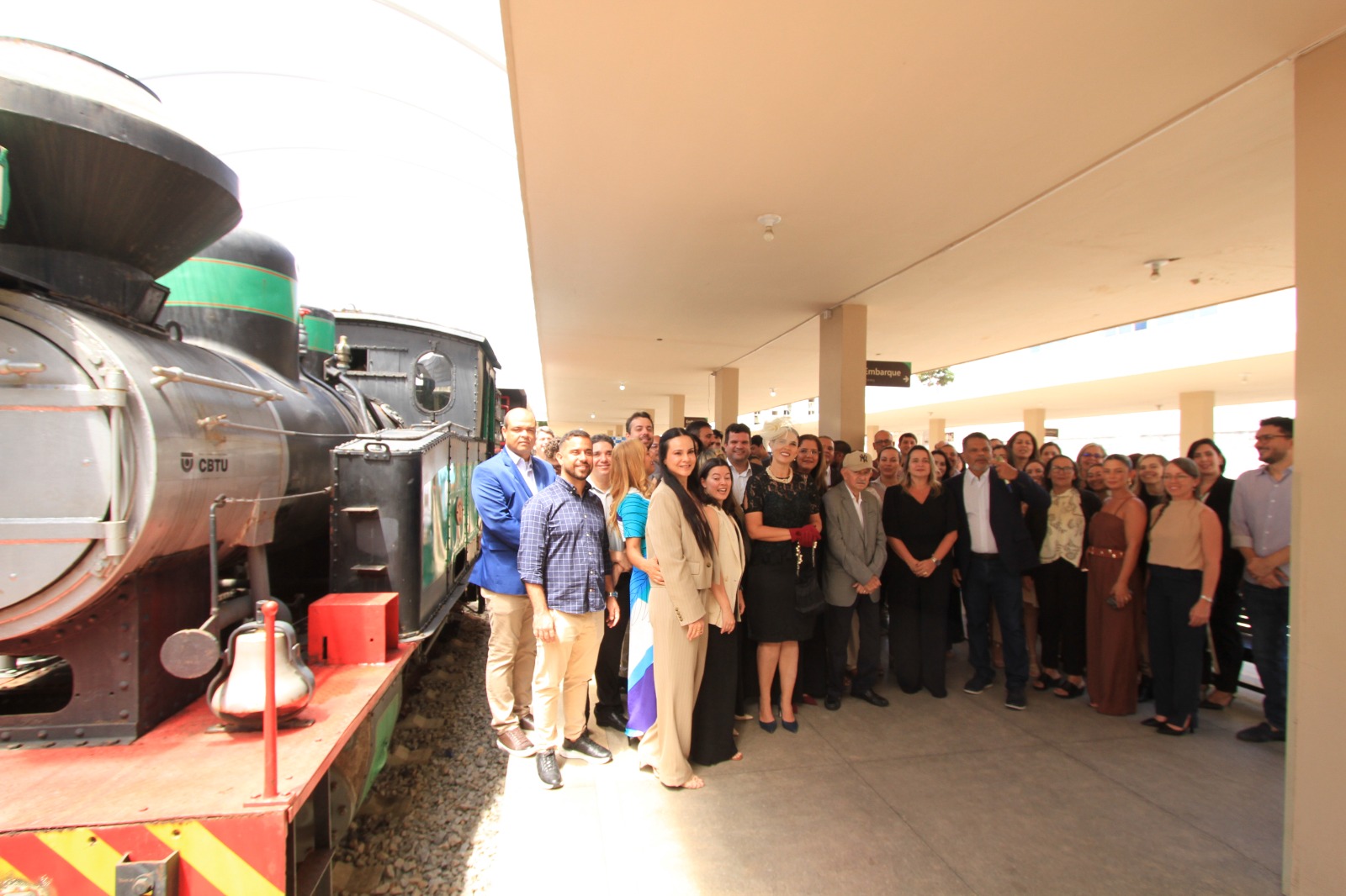 Empregados da CBTU reunidos ao lado da Maria Fumaça em Maceió para foto