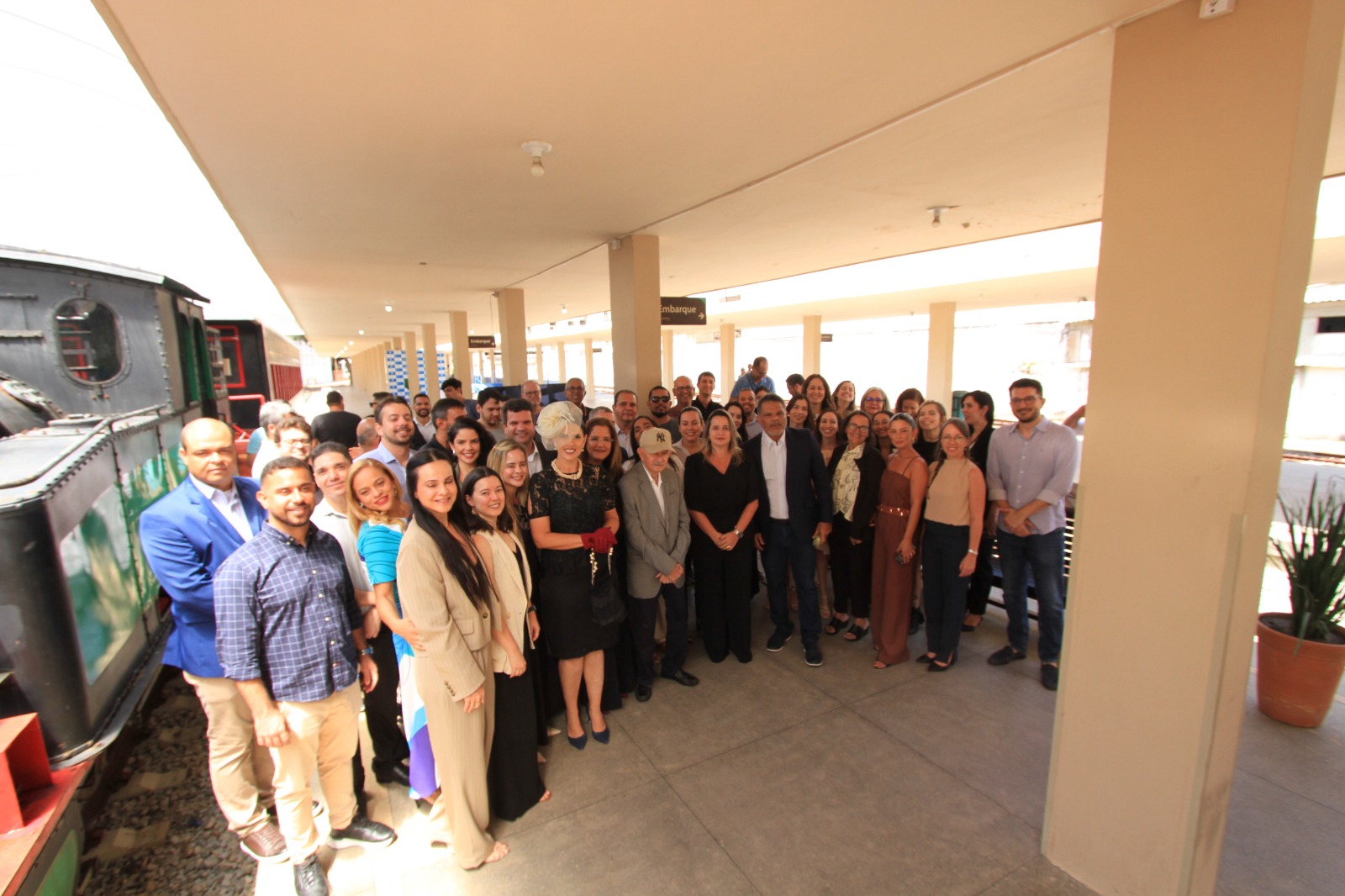 Empregados da CBTU reunidos ao lado da Maria Fumaça em Maceió para foto