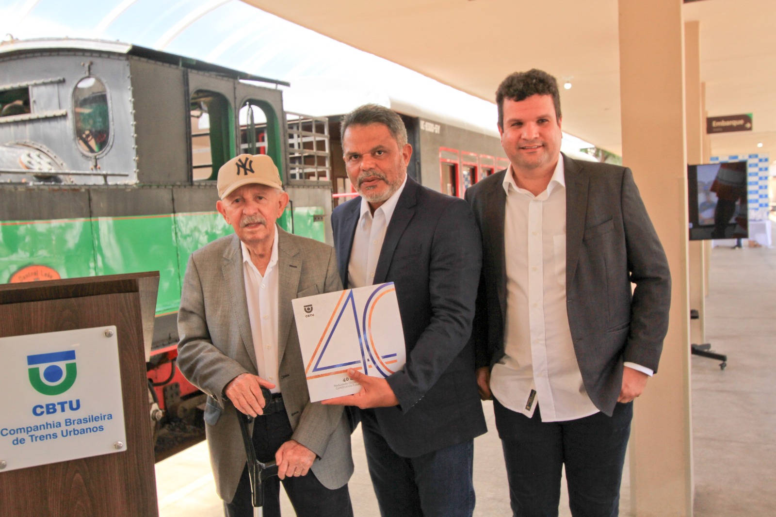 diretor-presidente José Marques, Superintendente de Maceió Carlos Jorge e prefeito de Barra de São Miguel Benedito de Lira ao lado da Maria Fumaça em Maceió