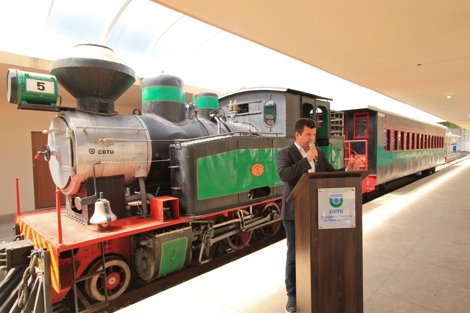 Superintendente de Maceió da CBTU Carlos Jorge discursando 