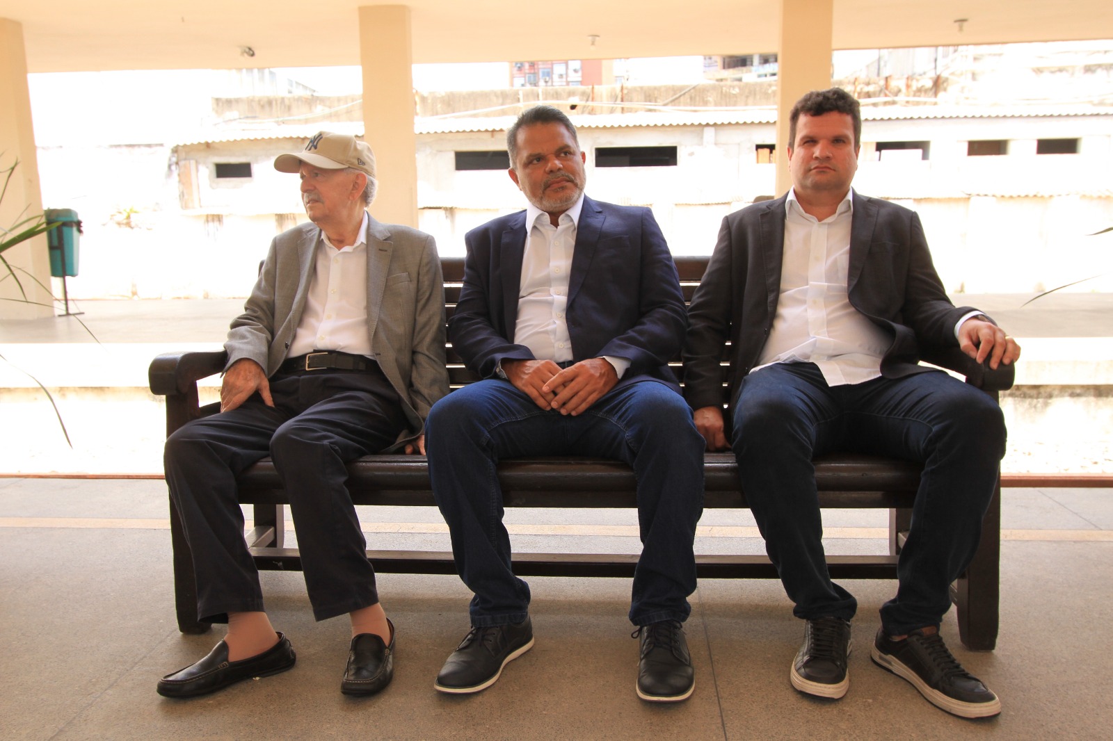 diretor-presidente José Marques, Superintendente de Maceió Carlos Jorge e prefeito de Barra de São Miguel Benedito de Lira sentados no banco da estação Maceió 