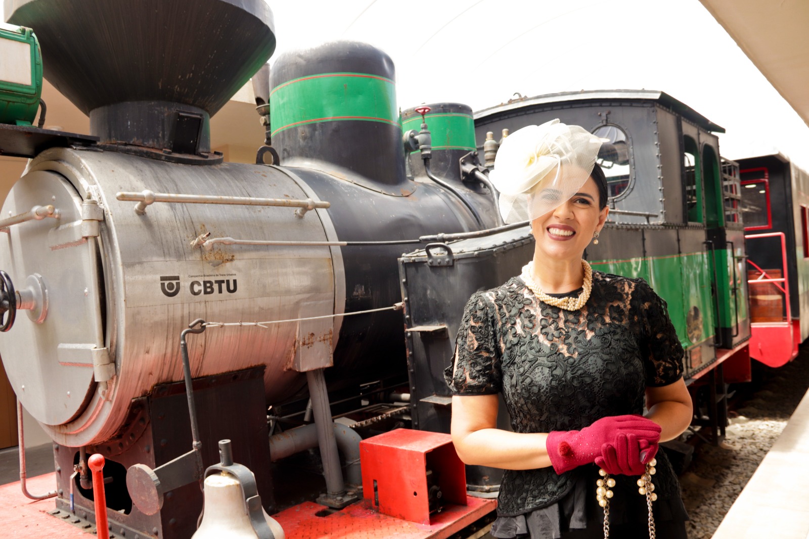 Guia turística ao lado da Maria fumaça em Maceió 