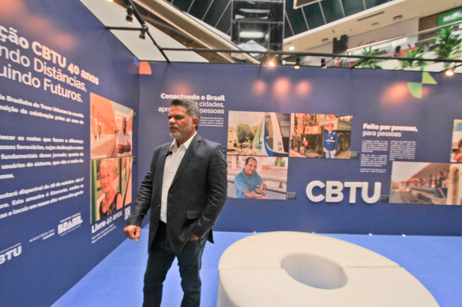 diretor-presidente José Marques na exposição fotográfica dos 40 anos da da empresa em Maceió 