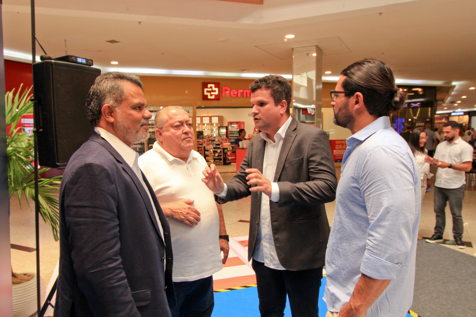 diretor-presidente José Marques e superintendente de Maceió Carlos Jorge reunidos na exposição dos 40 anos da CBTU