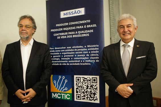 Gerente da Ceweb.br (CGI.br) Vagner Diniz e o Ministro Marcos Pontes (MCTIC)