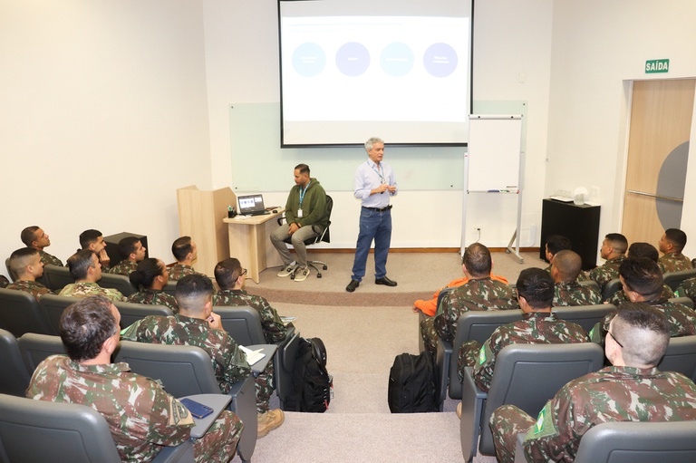 Treinamento para oficiais da Escola de Instrução Especializada do Exército (Foto: Deivid Oliveira/CDTN)