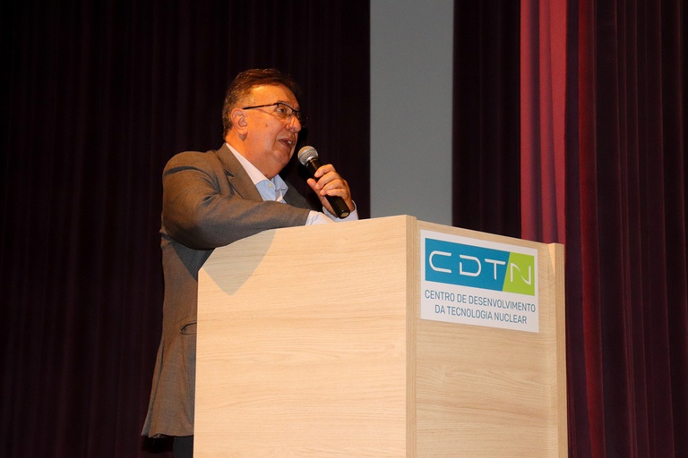Físico da CNEN Walter Mendes Ferreira, primeira pessoa a identificar tecnicamente a contaminação em Goiânia, participa de evento organizado pelo CDTN (Foto: Deivid Oliveira)