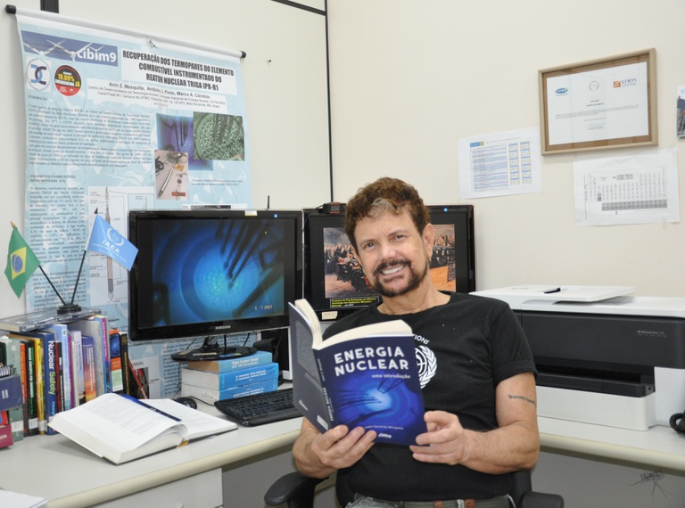 Livro "Energia Nuclear", de Amir Mesquita (Foto: Antônio Santiago/CDTN)