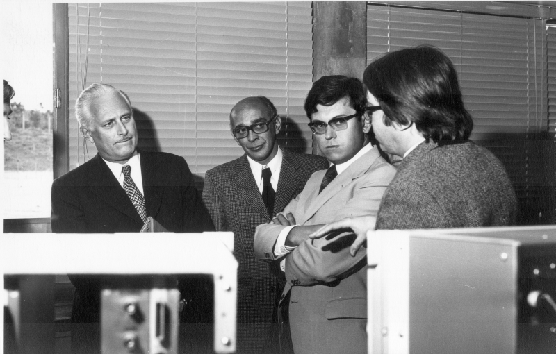 O professor José Israel Vargas, o segundo da esquerda para a direita, em 1975 - Foto: Acervo/CDTN