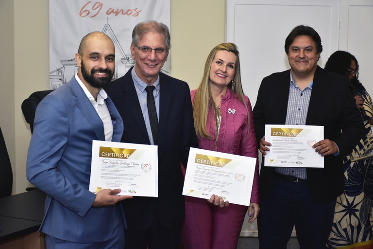 Entrega do certificado de Melhor Tese do Prêmio CNEN 2025 (Foto: Douglas Troufa/CNEN)