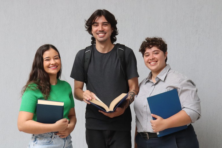 Nilo Balzani, Lorena Fonseca e Beatriz Rodrigues, do Programa de Pós-Graduação do CDTN (Foto Deivid Oliveira)