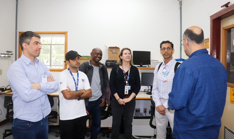 Visita do professor Parminder S. Basran e grupo.jpg