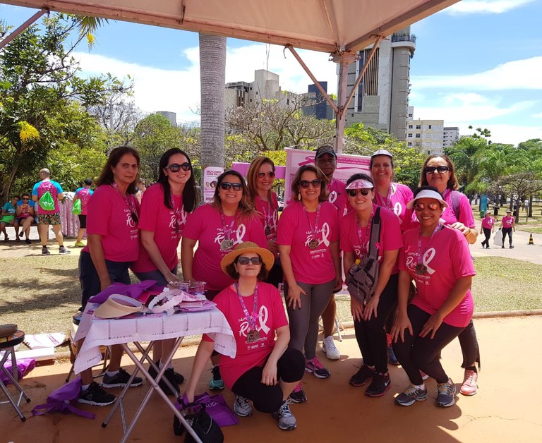 Representantes do CDTN e da Vigilância Sanitária do Estado se reúnem na tenda