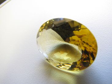 Gema irradiada após lapidação