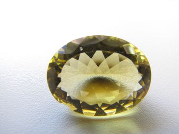 Gema irradiada após lapidação