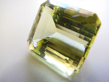 Gema irradiada após lapidação