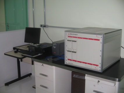 Sistema de espectrometria alfa com detector de barreira de superfície, modelo Alpha Analyst 7200-04.