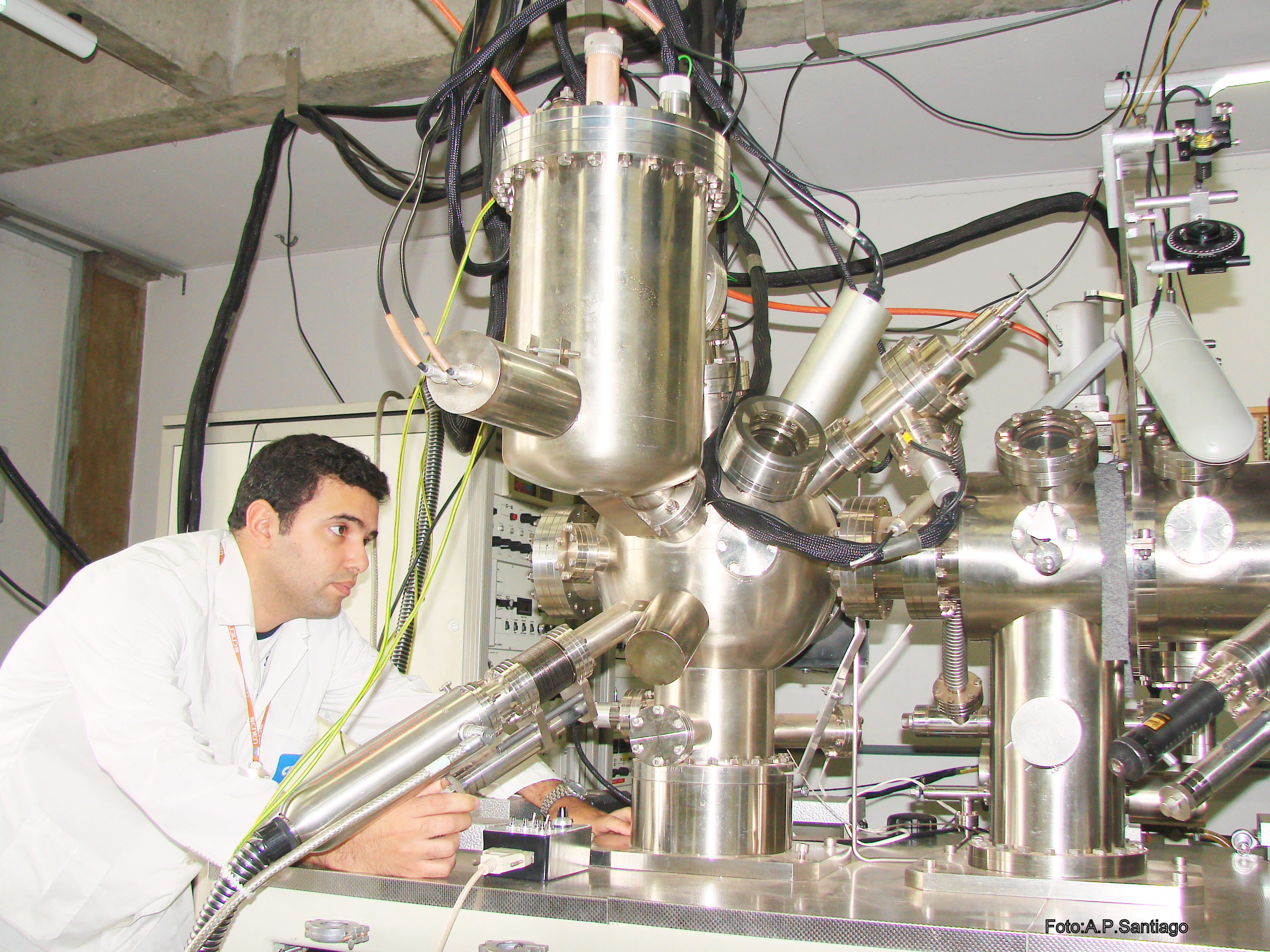 Câmara de ultra-alto-vácuo (UHV1) equipada com técnicas de preparação e análise de propriedades estruturais e magnéticas de filmes finos