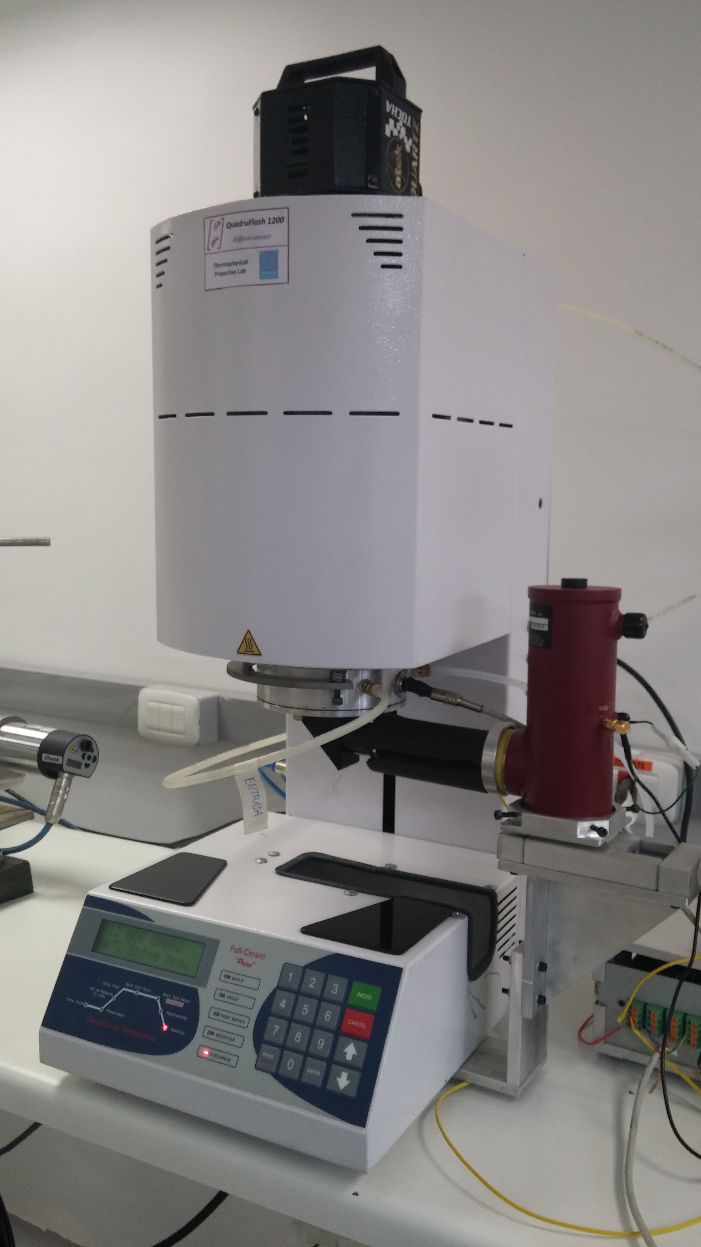 Difusivímetro QuadruFlash 1200 utilizado para a medição da difusividade térmica pelo método Quadrupólo Térmico de materiais líquidos e sólidos (inclusive pós e pastas)