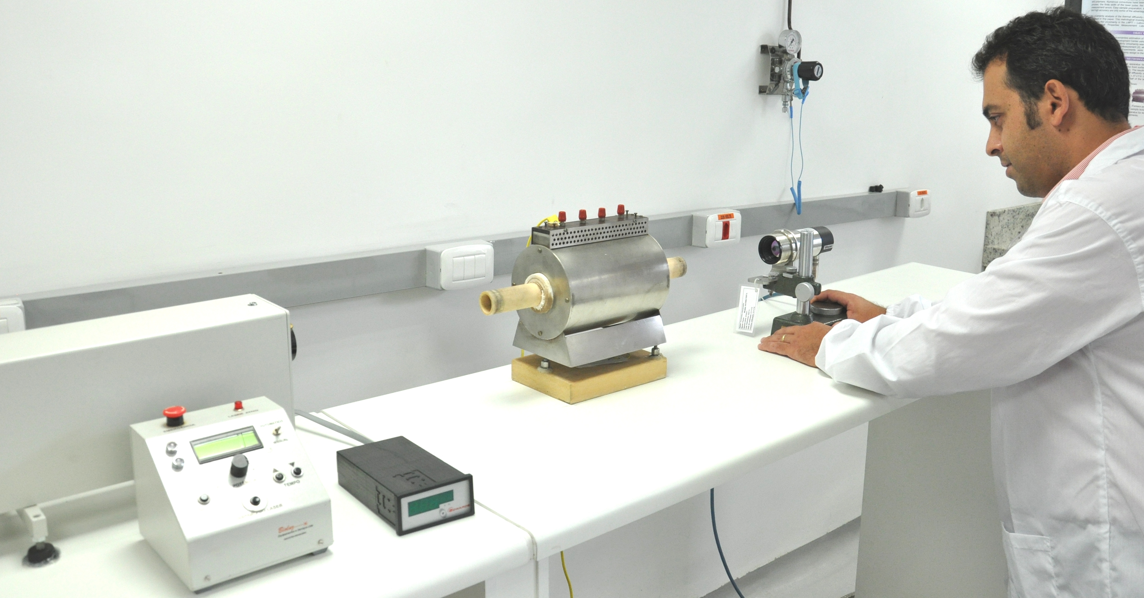 Difusivímetro desenvolvido pela equipe do LMPT/CDTN para determinação da difusividade térmica de materiais sólidos pelo método Flash Laser