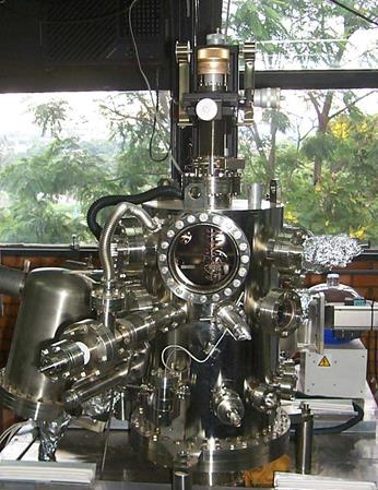 Câmara de ultra-alto-vácuo (UHV2) projetada no CDTN equipada com LEED, XPS, UPS, sputtering, aquecimento e resfriamento de amostras.