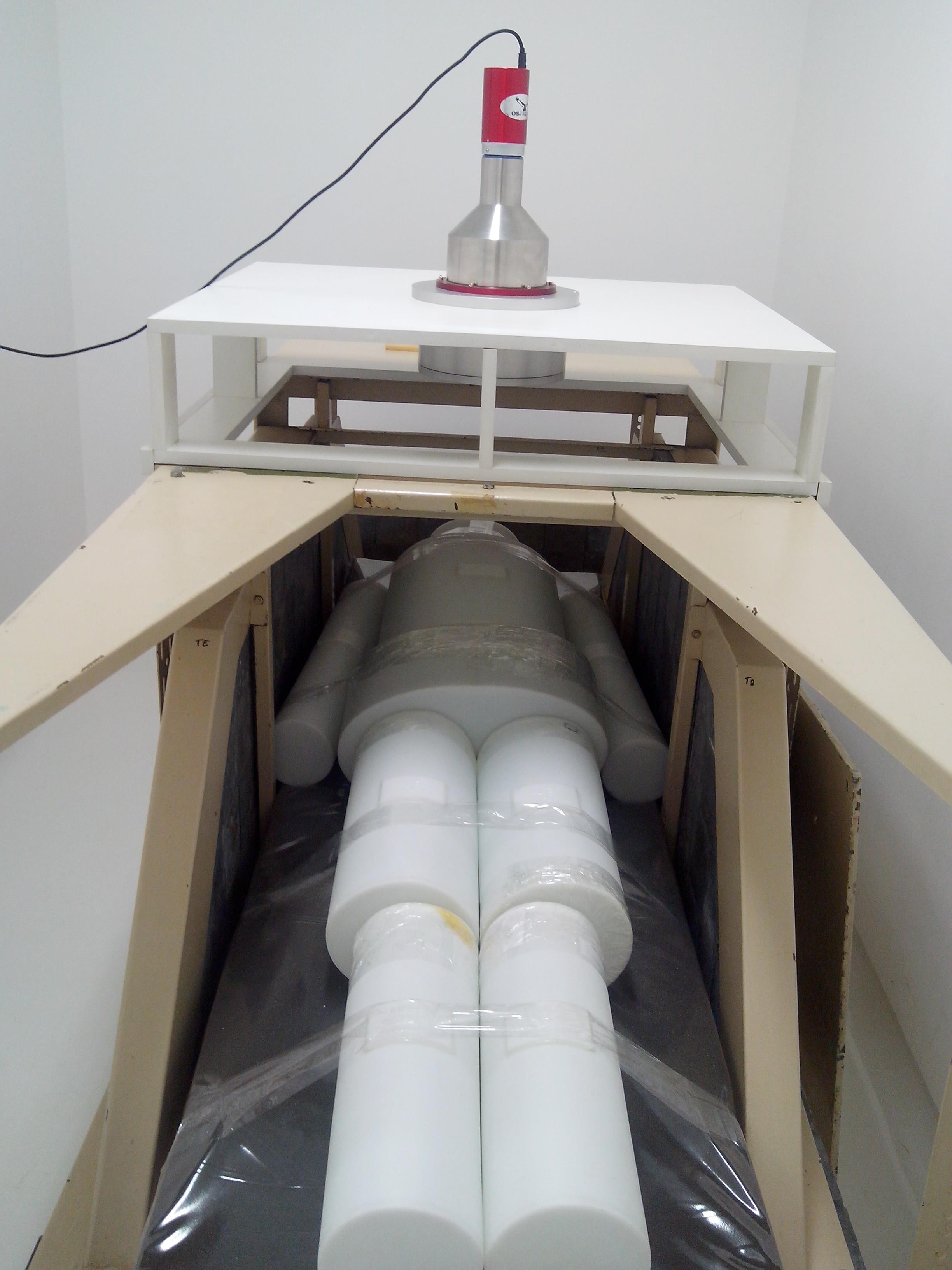 Contador de corpo inteiro com objeto simulador BOMAB na cama blindada do tipo “Shadow Shield” e ao lado o modelo computacional para simualação via método Monte Carlo.