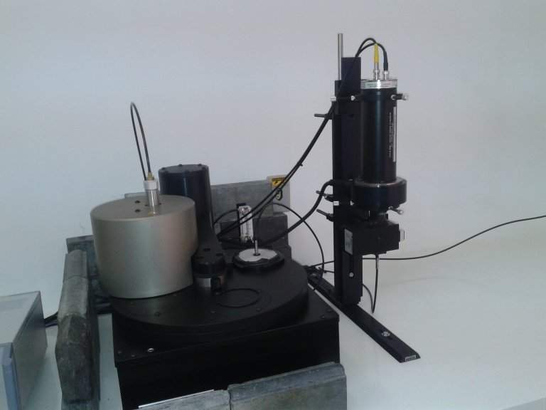 Montagem para medidas de espectrometria de emissão termoluminescente, construída a partir do acoplamento de um monocromador (UV-Vis) a uma leitora RISØ TL/OSL DA-20 por meio de um cabo de fibra óptica (UV-Vis).