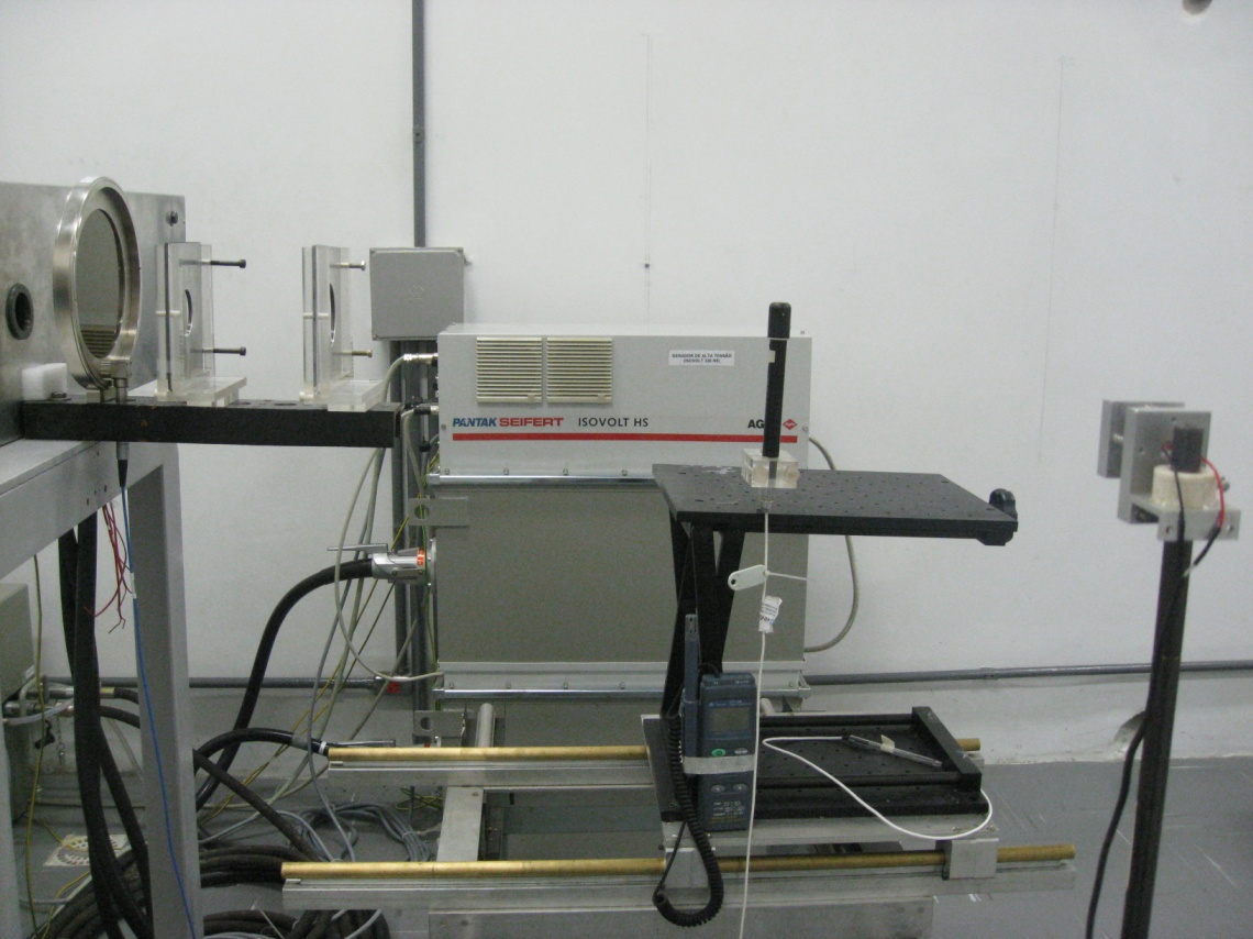 Laboratório de Metrologia de raios-X: máquina de raios-X Seifert-Pantak 320 e dosímetro padrão secundário Radcal RC-6