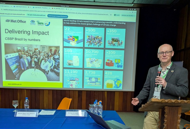 Andy Hartley, do Met Office, apresenta alguns números da parceria entre Brasil e Reino Unido para as pesquisas em ciência climática.