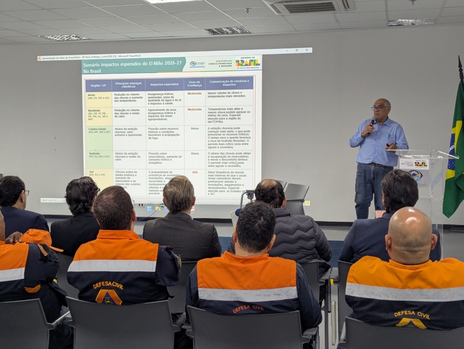 Dr. Jose Marengo fala aos gestores municipais e representantes de defesas civis sobre potenciais impactos do El Niño nas diferentes regiões do Brasil.