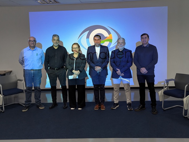 Da esquerda para a direita: Jose Marengo (coordenador-geral de Pesquisa e Desenvolvimento do Cemaden); Marcelo Manara (secretário de Urbanismo e Sustentabilidade de São José dos Campos); Regina Alvalá (diretora do Cemaden); Anderson Farias (prefeito de São José dos Campos); Marcelo Leandro (diretor executivo da AGEMVALE); e Victor Miranda (secretário executivo do Consórcio Intermunicipal Três Rios).