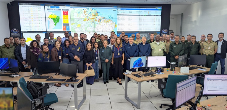 Visita alunos da ESD à Sala de Situação
