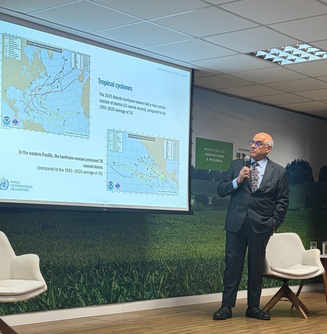 Dr. José Marengo apresenta slide sobre ciclones tropicais durante o lançamento do relatório - Foto: Ascom Cemaden