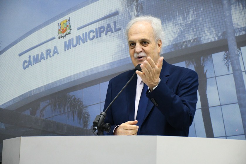 Cientista Carlos Nobre agradecendo a homenagem recebida pela Câmara Municipal de São José dos Campos.