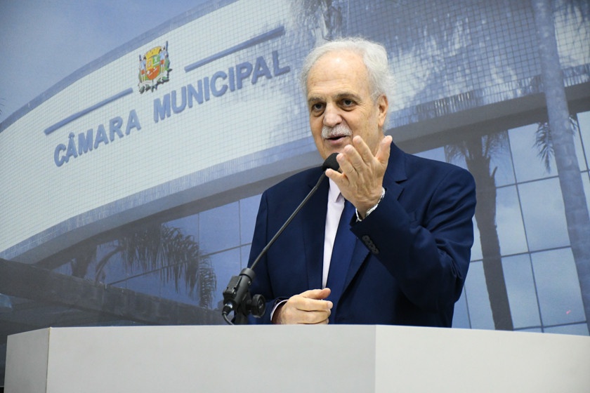 Cientista Carlos Nobre agradecendo a homenagem recebida pela Câmara Municipal de São José dos Campos.