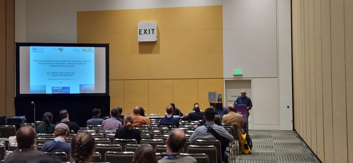 Jose Marengo do Cemaden apresentando estudos no evento da AGU, nos EUA.