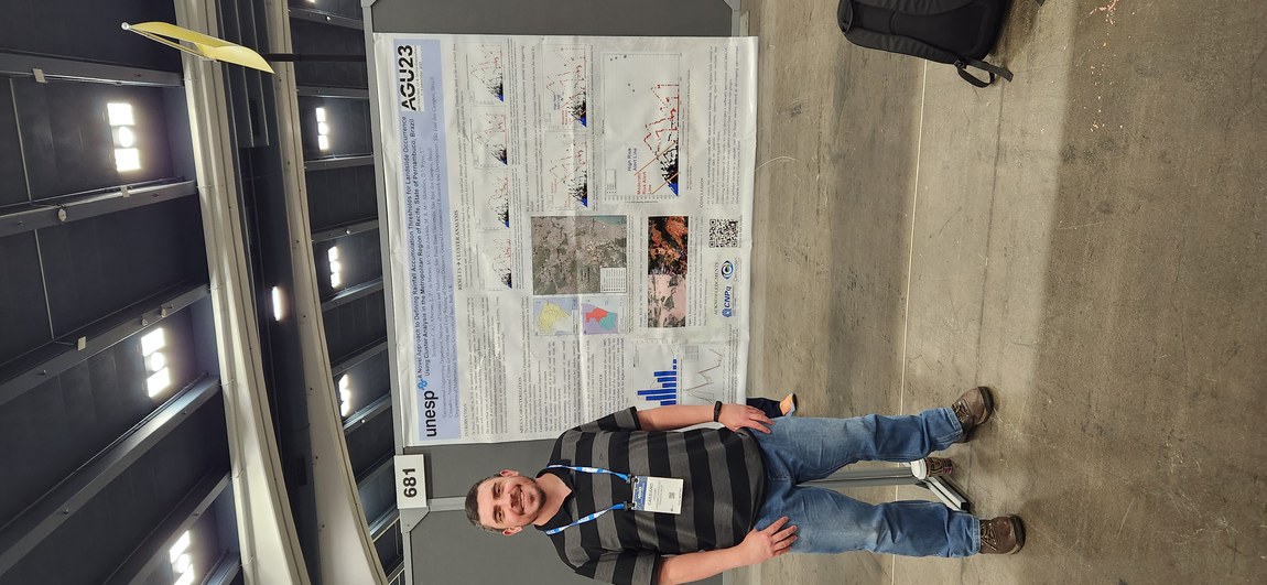 Pesquisador do Cemaden, Cassiano Bortolozo mostra estudos científicos sobre deslizamentos no evento da AGU (EUA)