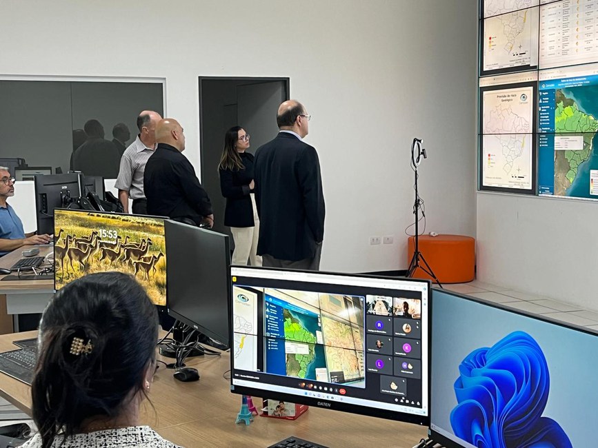 Visita à Sala de Situação do Cemaden pelo diretor executivo e representantes da ABCR e da Ecovias, com a transmissão on-line aos participantes das diversas concessionárias.