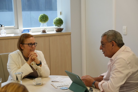 Diretora do Cemaden assinando Memorando na sede da FNP em Brasília - Foto: Ascom/FNP