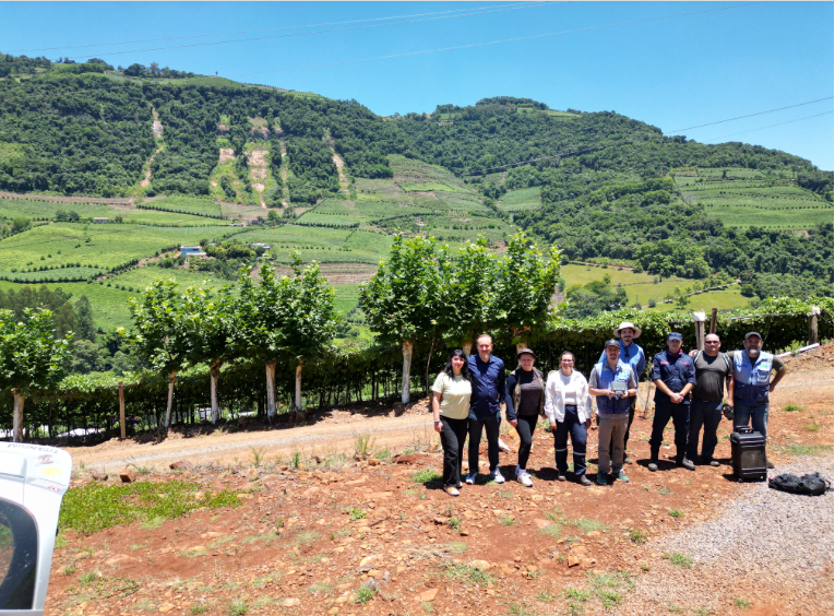 Coordenado pelo Cemaden, os estudos geotécnicos—em parceria com instituições de pesquisa e proteção civil em nível federal, estadual e municipal — analisam as causas dos deslizamentos e movimentos de massa, ocorridos no município de Bento Gonçalves, no megadesastre de 2024 no Rio Grande do Sul.  O objetivo é promover um conjunto de ações e medidas preventivas governamentais, aprimorando as metodologias de monitoramento das encostas.